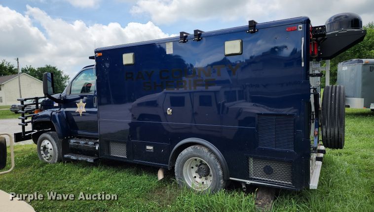 image for item JB9003 2004 GMC C6500  mobile command center