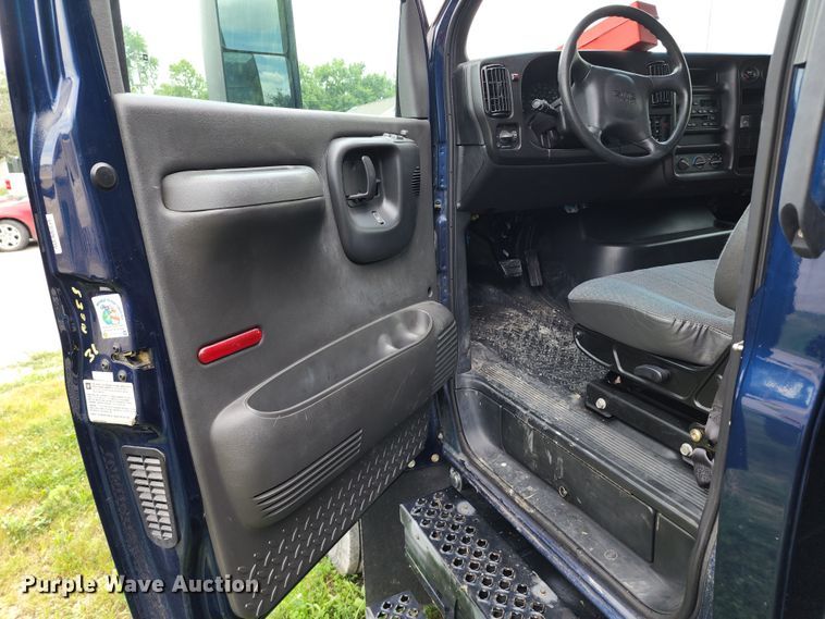 image for item JB9003 2004 GMC C6500  mobile command center