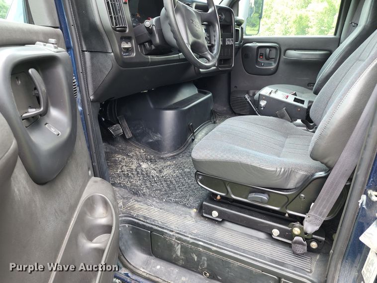 image for item JB9003 2004 GMC C6500  mobile command center