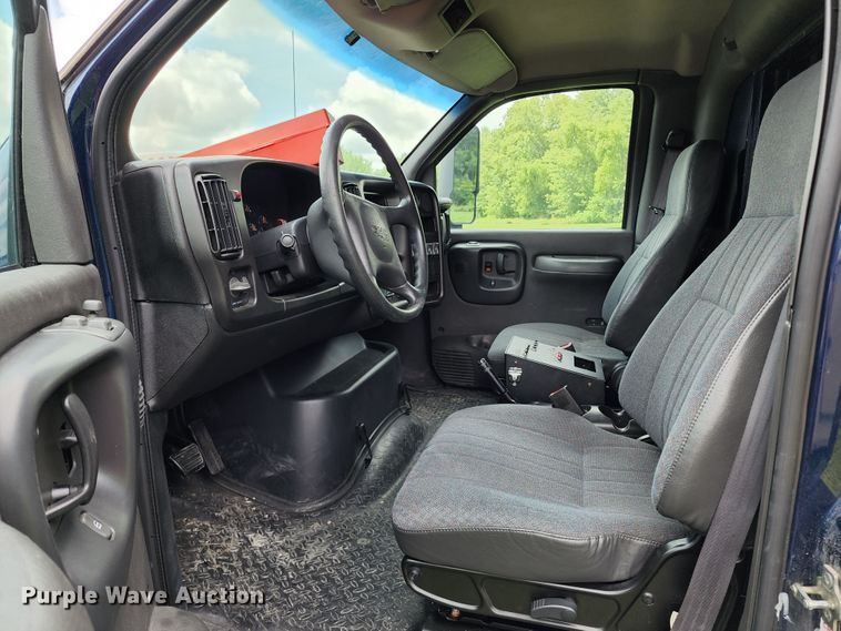 image for item JB9003 2004 GMC C6500  mobile command center