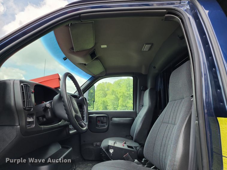 image for item JB9003 2004 GMC C6500  mobile command center