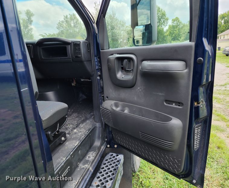 image for item JB9003 2004 GMC C6500  mobile command center