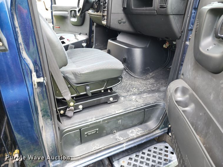 image for item JB9003 2004 GMC C6500  mobile command center