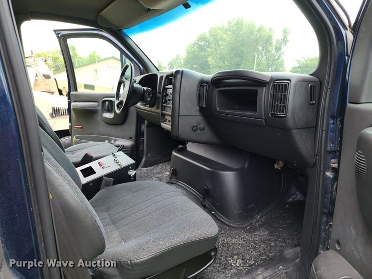 image for item JB9003 2004 GMC C6500  mobile command center