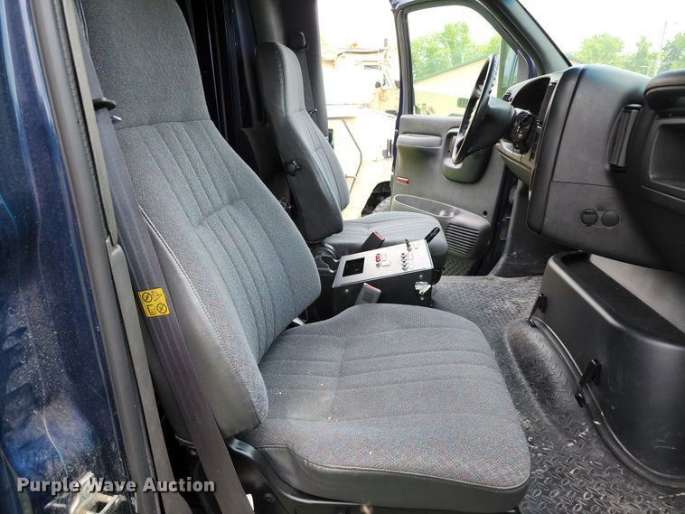 image for item JB9003 2004 GMC C6500  mobile command center