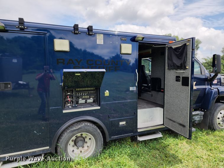 image for item JB9003 2004 GMC C6500  mobile command center