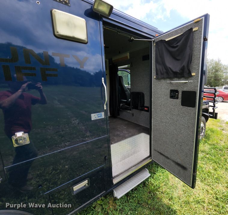 image for item JB9003 2004 GMC C6500  mobile command center