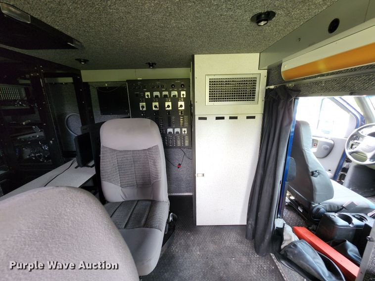 image for item JB9003 2004 GMC C6500  mobile command center