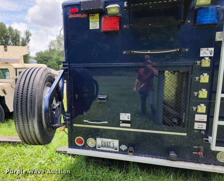 image for item JB9003 2004 GMC C6500  mobile command center