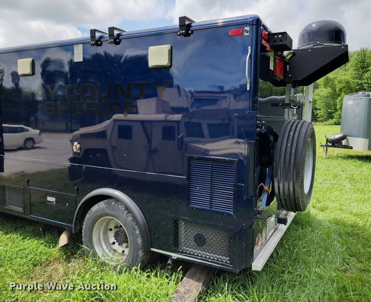 image for item JB9003 2004 GMC C6500  mobile command center