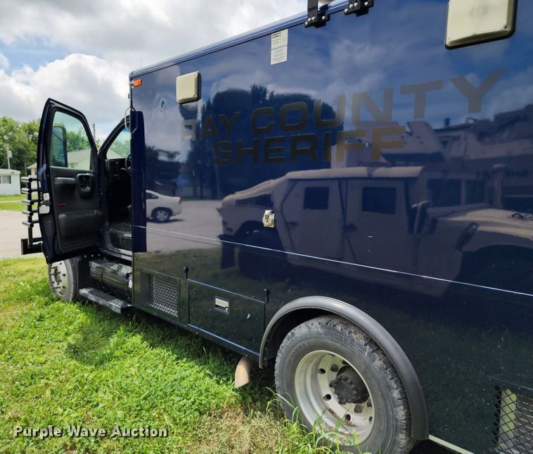 image for item JB9003 2004 GMC C6500  mobile command center