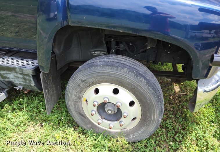 image for item JB9003 2004 GMC C6500  mobile command center