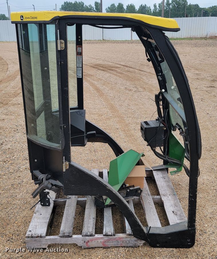 image for item JC9805 John Deere  cab