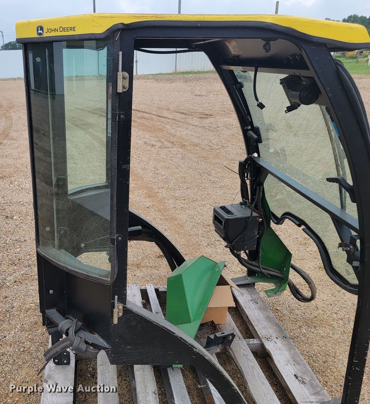 image for item JC9805 John Deere  cab