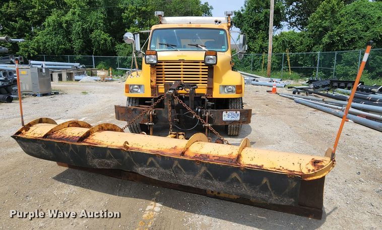 image for item JL9960 2002 International 4900  dump truck