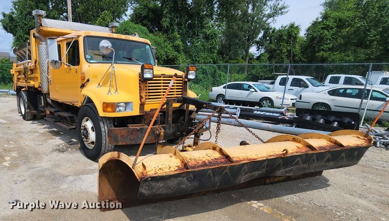 image for item JL9960 2002 International 4900  dump truck