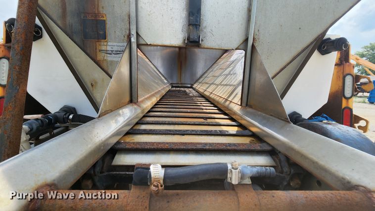 image for item JL9960 2002 International 4900  dump truck