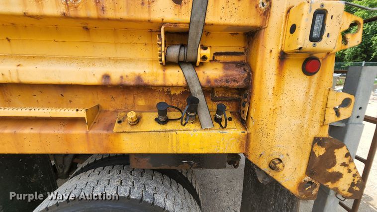 image for item JL9960 2002 International 4900  dump truck