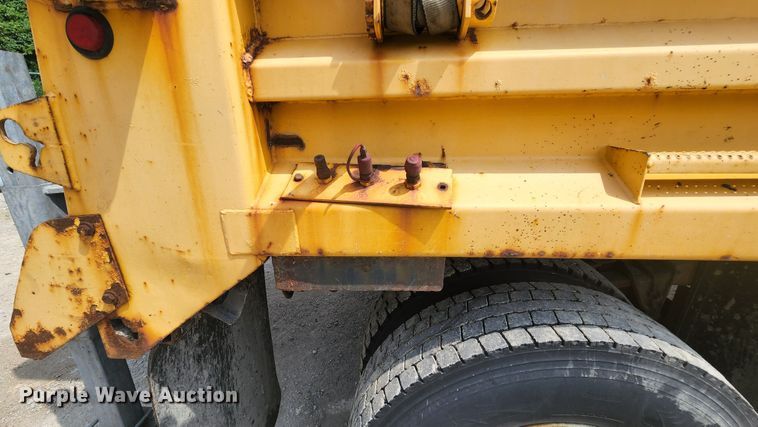 image for item JL9960 2002 International 4900  dump truck