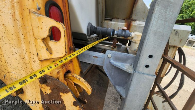 image for item JL9960 2002 International 4900  dump truck