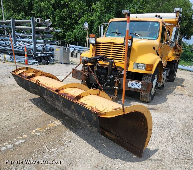 image for item JL9960 2002 International 4900  dump truck