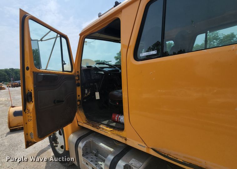 image for item JL9960 2002 International 4900  dump truck