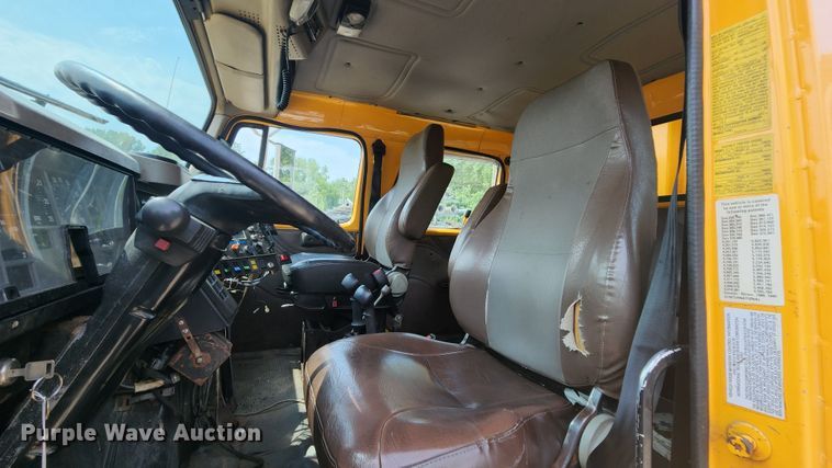 image for item JL9960 2002 International 4900  dump truck