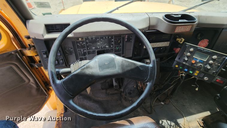 image for item JL9960 2002 International 4900  dump truck