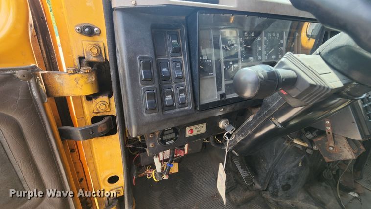 image for item JL9960 2002 International 4900  dump truck