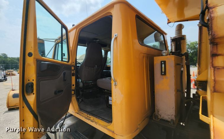 image for item JL9960 2002 International 4900  dump truck