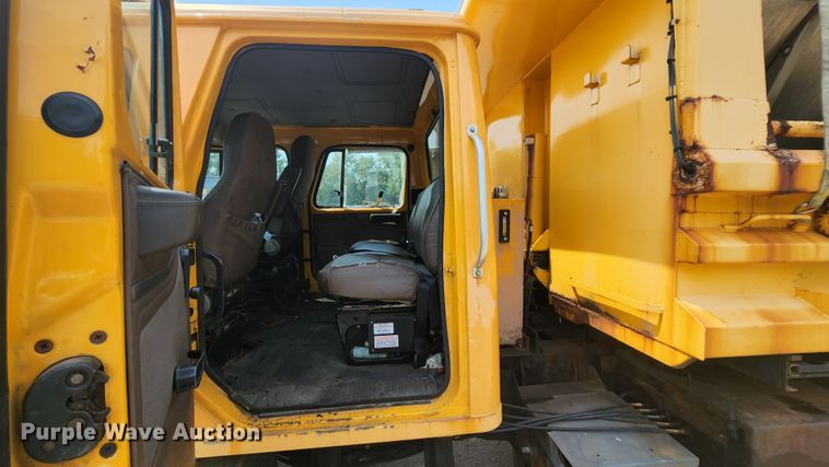 image for item JL9960 2002 International 4900  dump truck