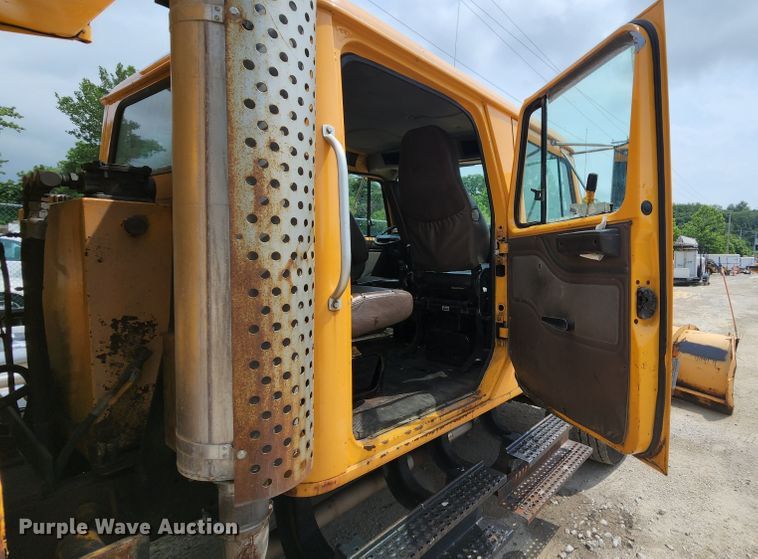 image for item JL9960 2002 International 4900  dump truck