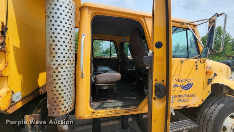 image for item JL9960 2002 International 4900  dump truck