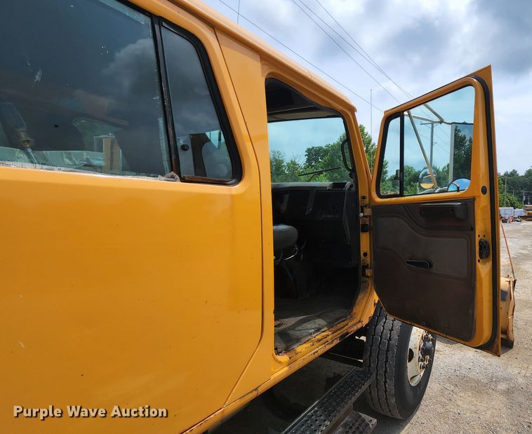 image for item JL9960 2002 International 4900  dump truck