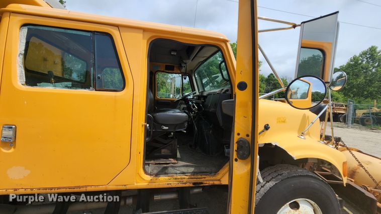 image for item JL9960 2002 International 4900  dump truck