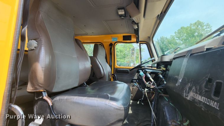 image for item JL9960 2002 International 4900  dump truck