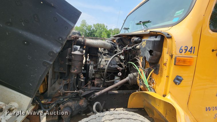 image for item JL9960 2002 International 4900  dump truck