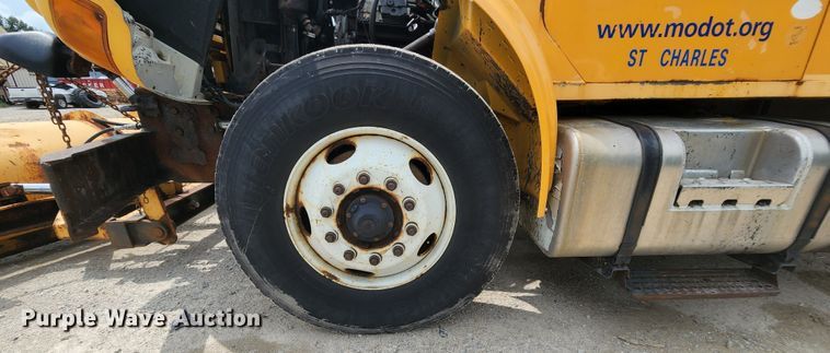 image for item JL9960 2002 International 4900  dump truck