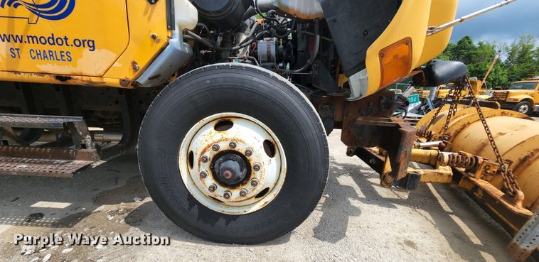 image for item JL9960 2002 International 4900  dump truck