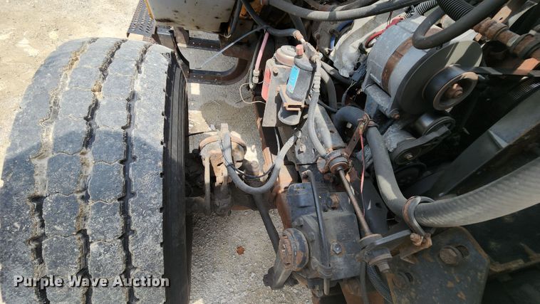 image for item JL9960 2002 International 4900  dump truck