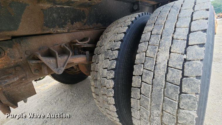 image for item JL9960 2002 International 4900  dump truck