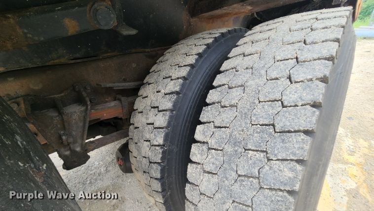 image for item JL9960 2002 International 4900  dump truck