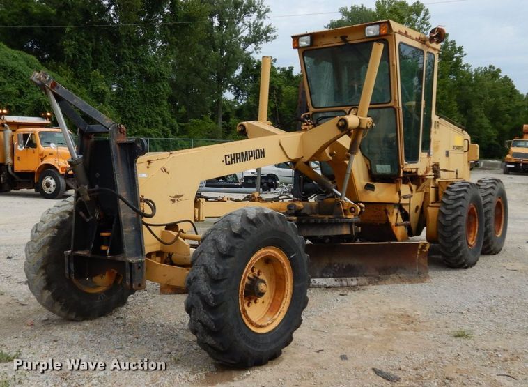 image for item JL9961 2004 Champion 720A Series III  motor grader