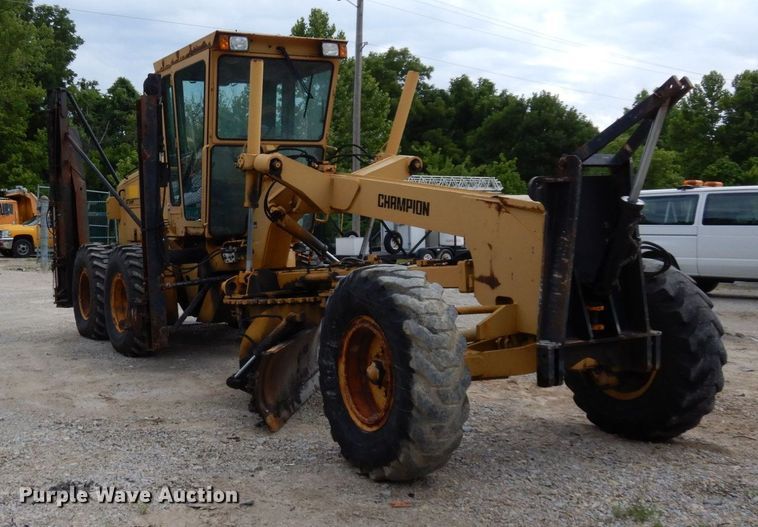 image for item JL9961 2004 Champion 720A Series III  motor grader