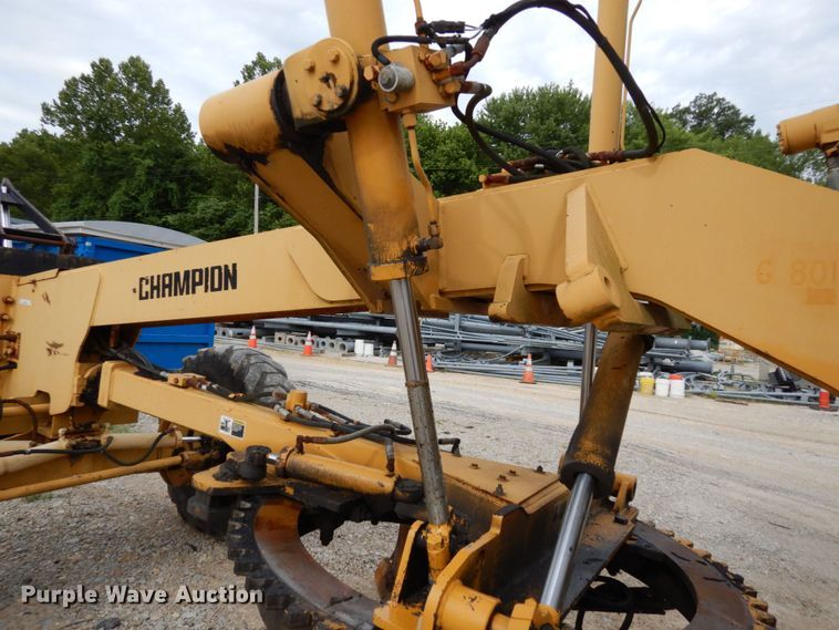 image for item JL9961 2004 Champion 720A Series III  motor grader