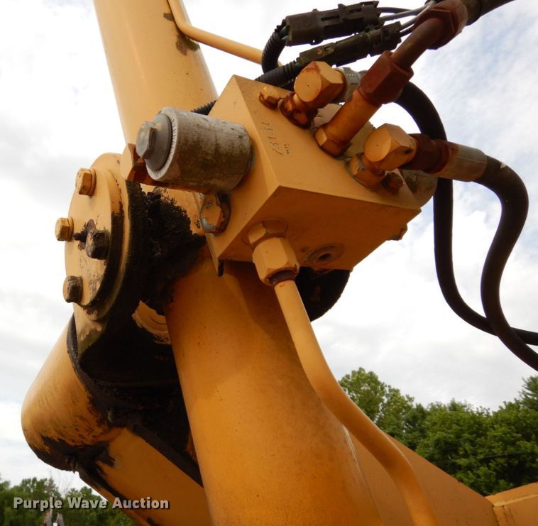 image for item JL9961 2004 Champion 720A Series III  motor grader