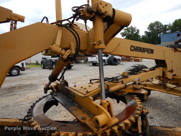 image for item JL9961 2004 Champion 720A Series III  motor grader