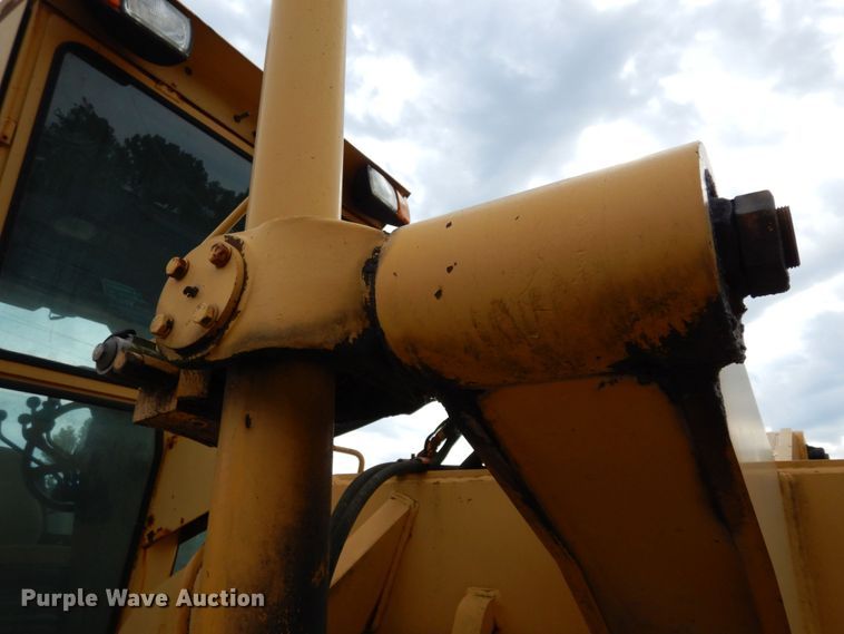 image for item JL9961 2004 Champion 720A Series III  motor grader