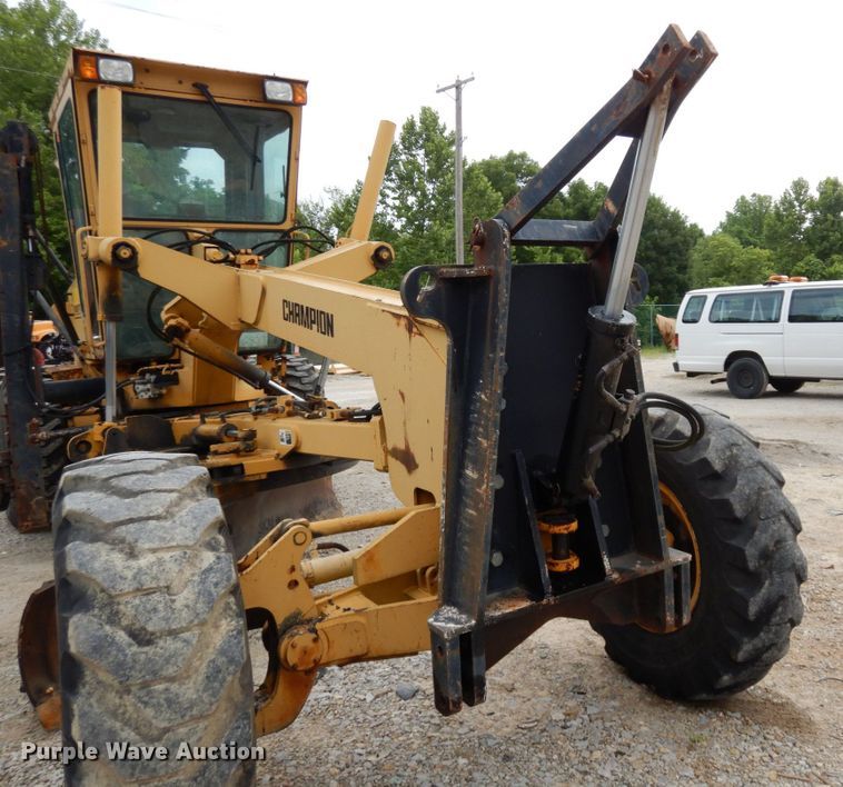 image for item JL9961 2004 Champion 720A Series III  motor grader