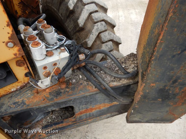 image for item JL9961 2004 Champion 720A Series III  motor grader